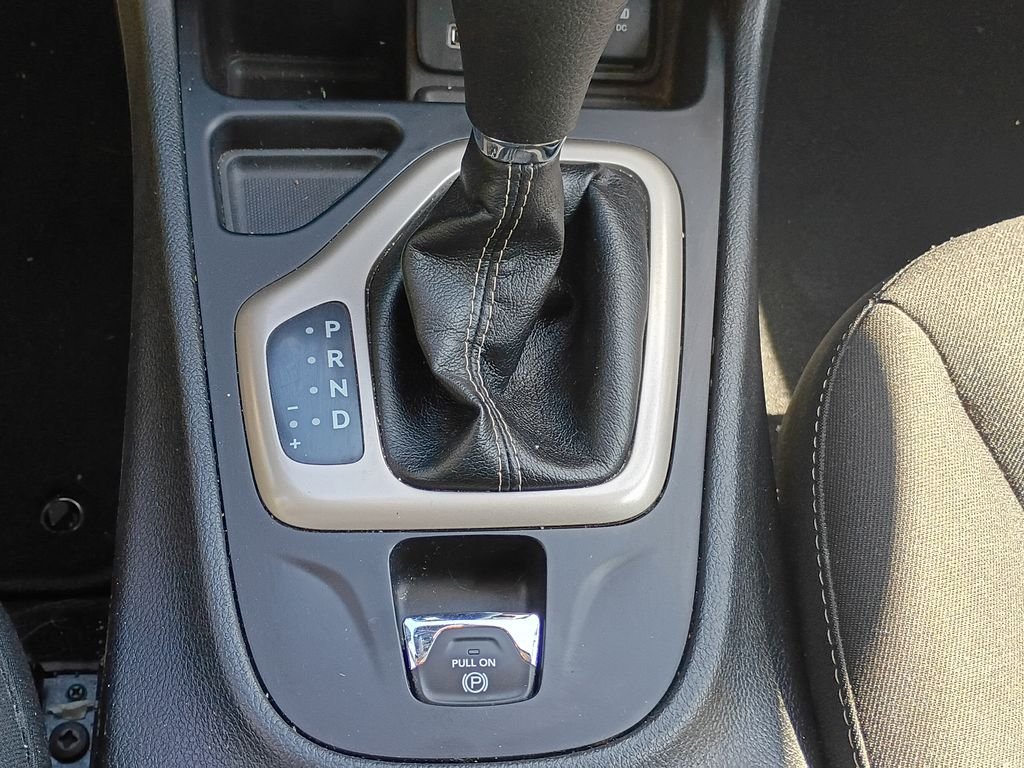 Used 2018 Billet Silver Metallic Clearcoat Jeep Latitude image 18