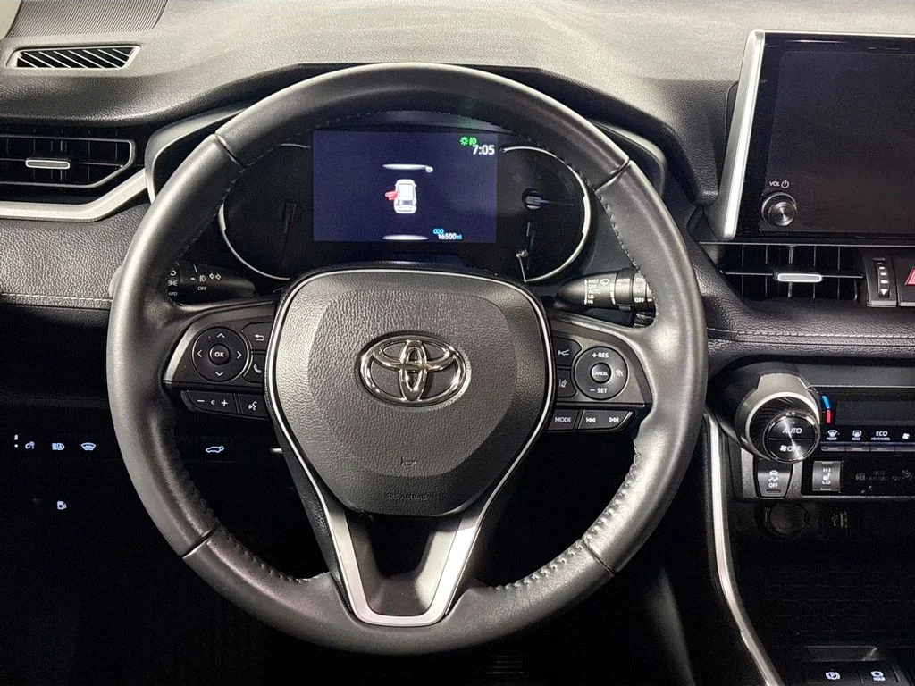 Used 2023  Toyota XLE Premium image 13