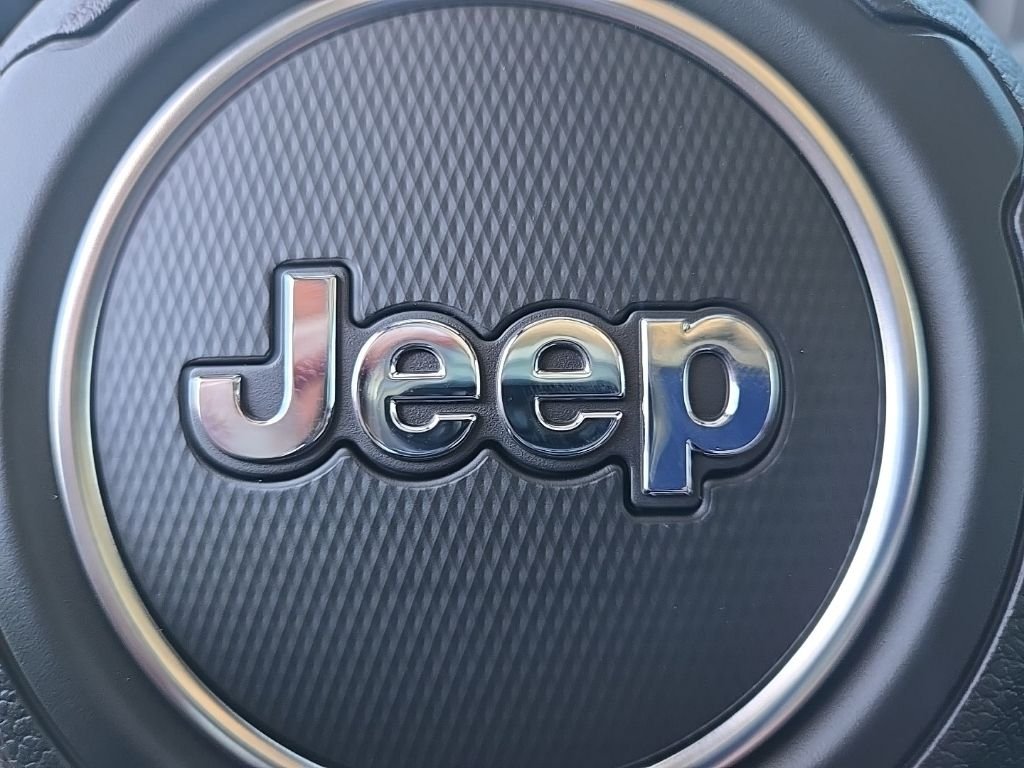 New 2026 Bright White Clear-Coat Exterior Paint Jeep Sahara image 101