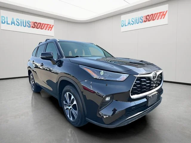 Used 2023 Black Toyota XLE image 1