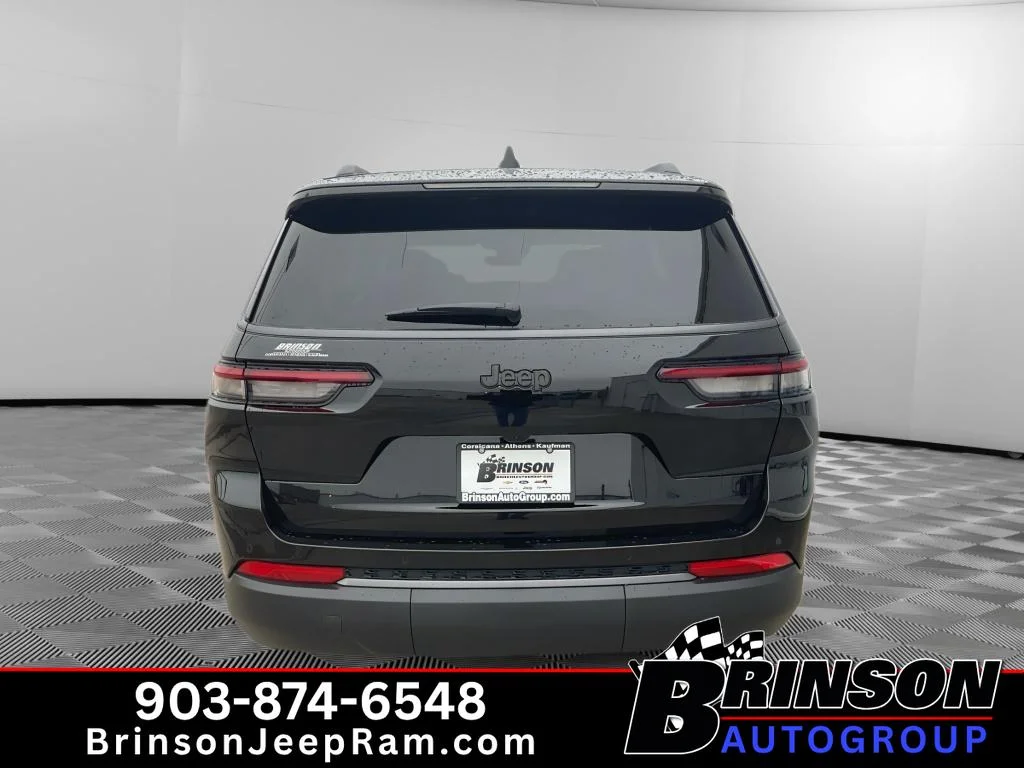 New 2026 Diamond Black Crystal Pearl-Coat Exterior Paint Jeep Laredo Altitude image 4