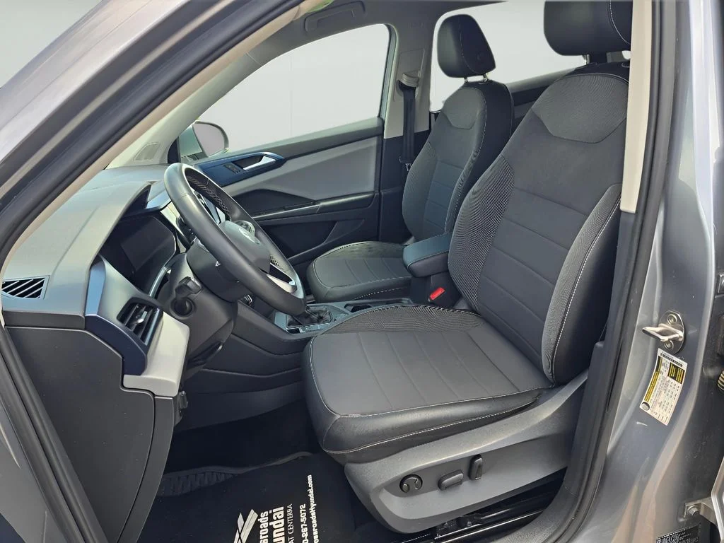 Used 2022 Pyrite Silver Metallic Volkswagen SE image 25