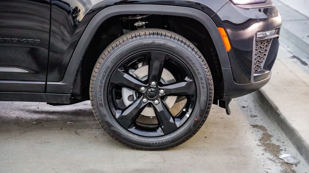 New 2026 Diamond Black Jeep Limited image 11