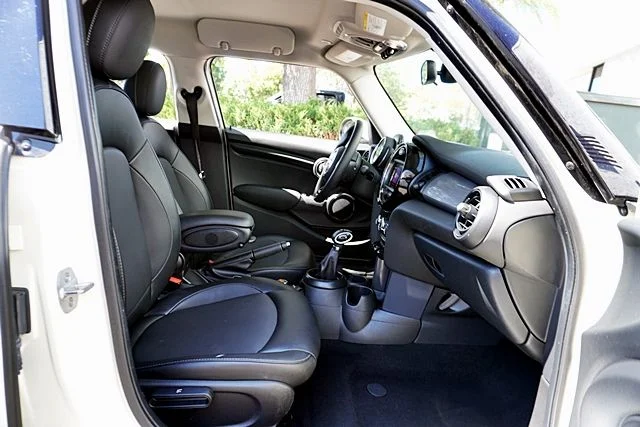 Used 2019 White MINI Classic image 10