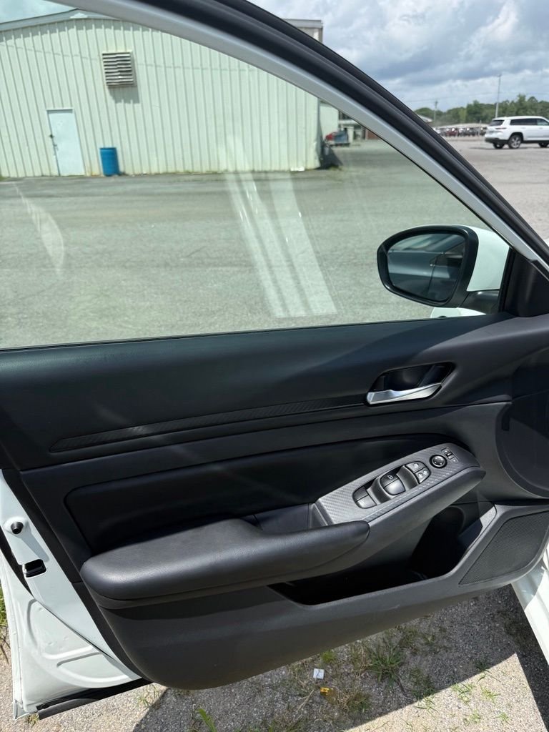 Used 2022 Glacier White Nissan 2.5 S image 8