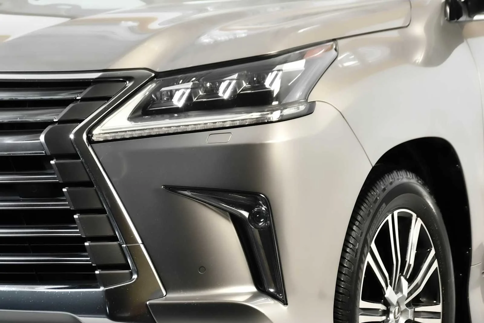 Used 2018 Atomic Silver Lexus  image 11