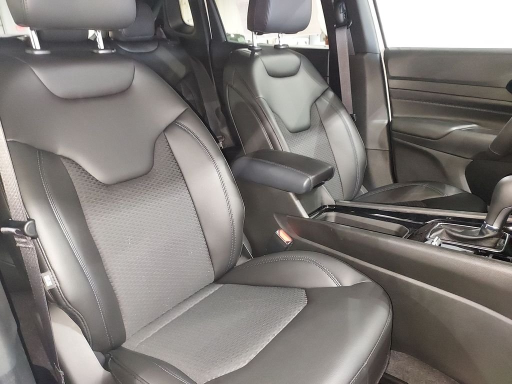 New 2026 White Jeep Latitude image 27