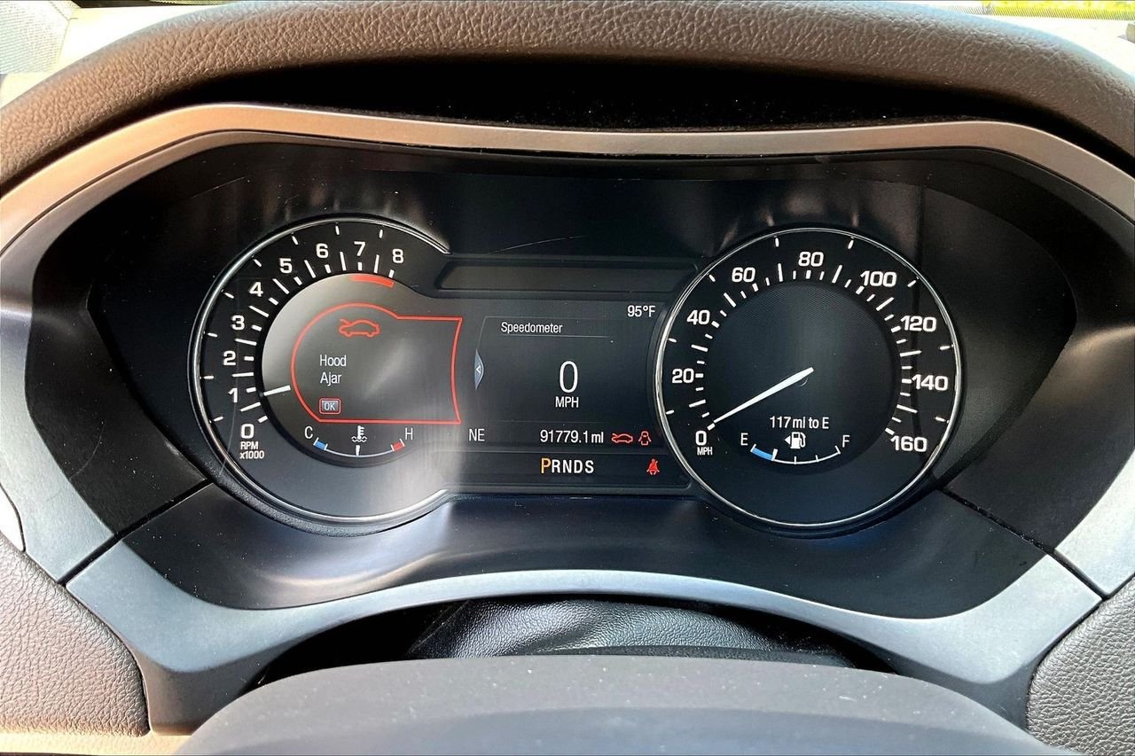 Used 2017 White Lincoln Reserve image 12