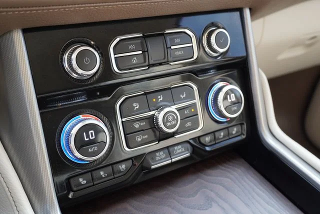Used 2023 White GMC Denali image 27