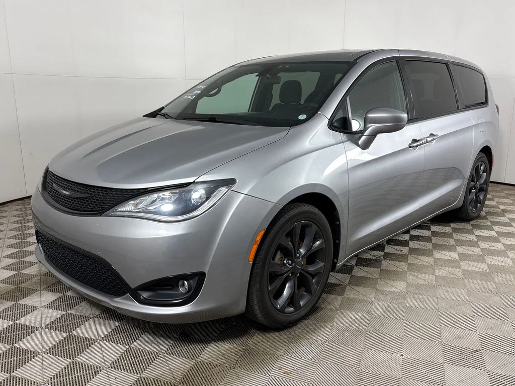 Used 2018 Silver Chrysler Touring Plus image 10
