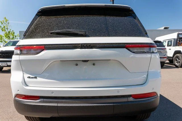 New 2026 Bright White Clear-Coat Exterior Paint Jeep Altitude image 6
