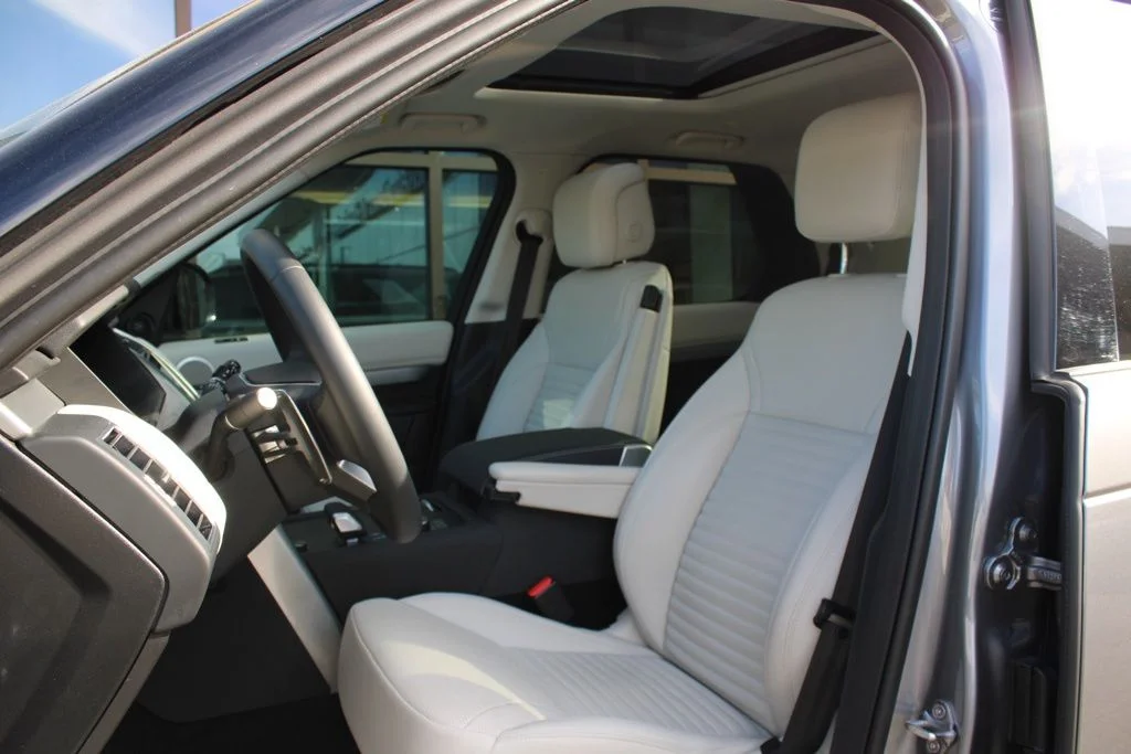 Certified Used 2025  Land Rover Dynamic SE image 6