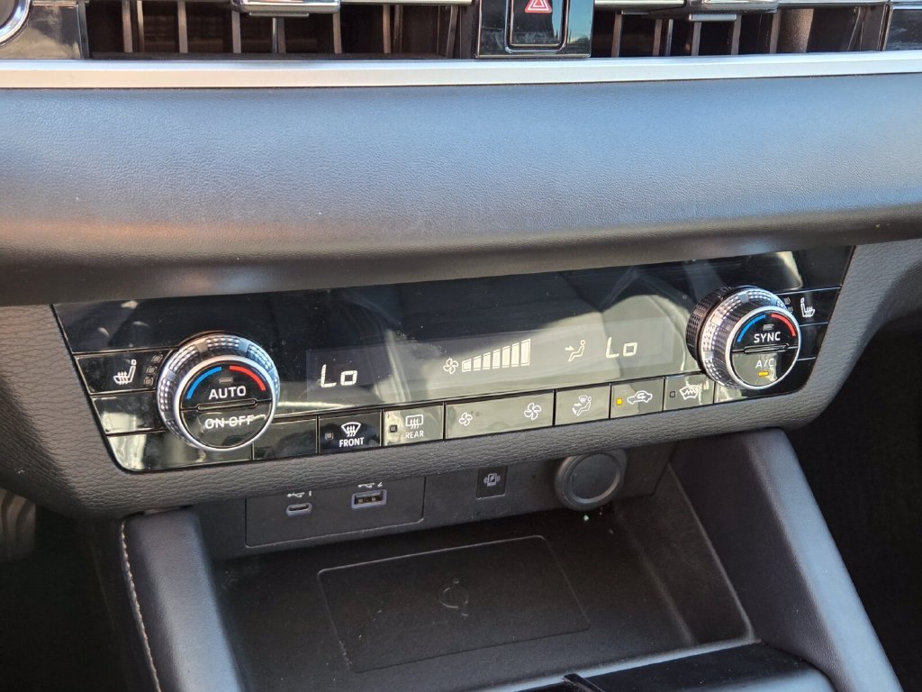 Used 2022  Mitsubishi  image 30