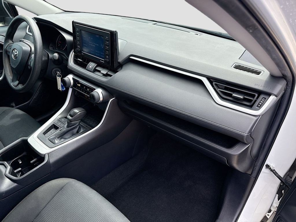 Used 2022 White Toyota LE image 27