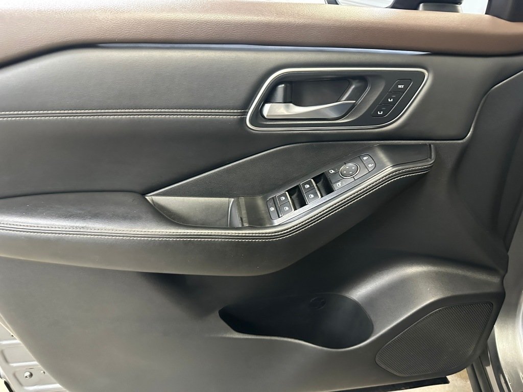 Used 2022 Gun Metallic Nissan Platinum image 8