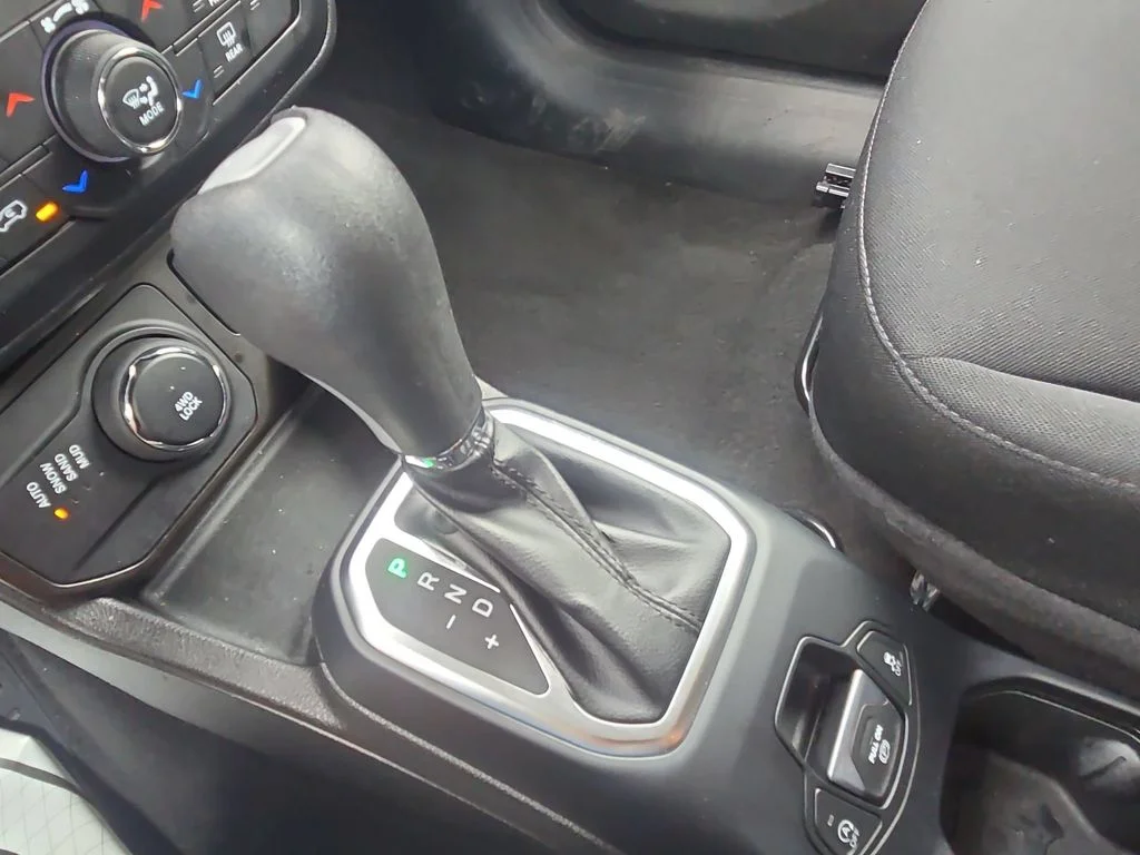 Used 2023 Red Jeep Latitude image 37