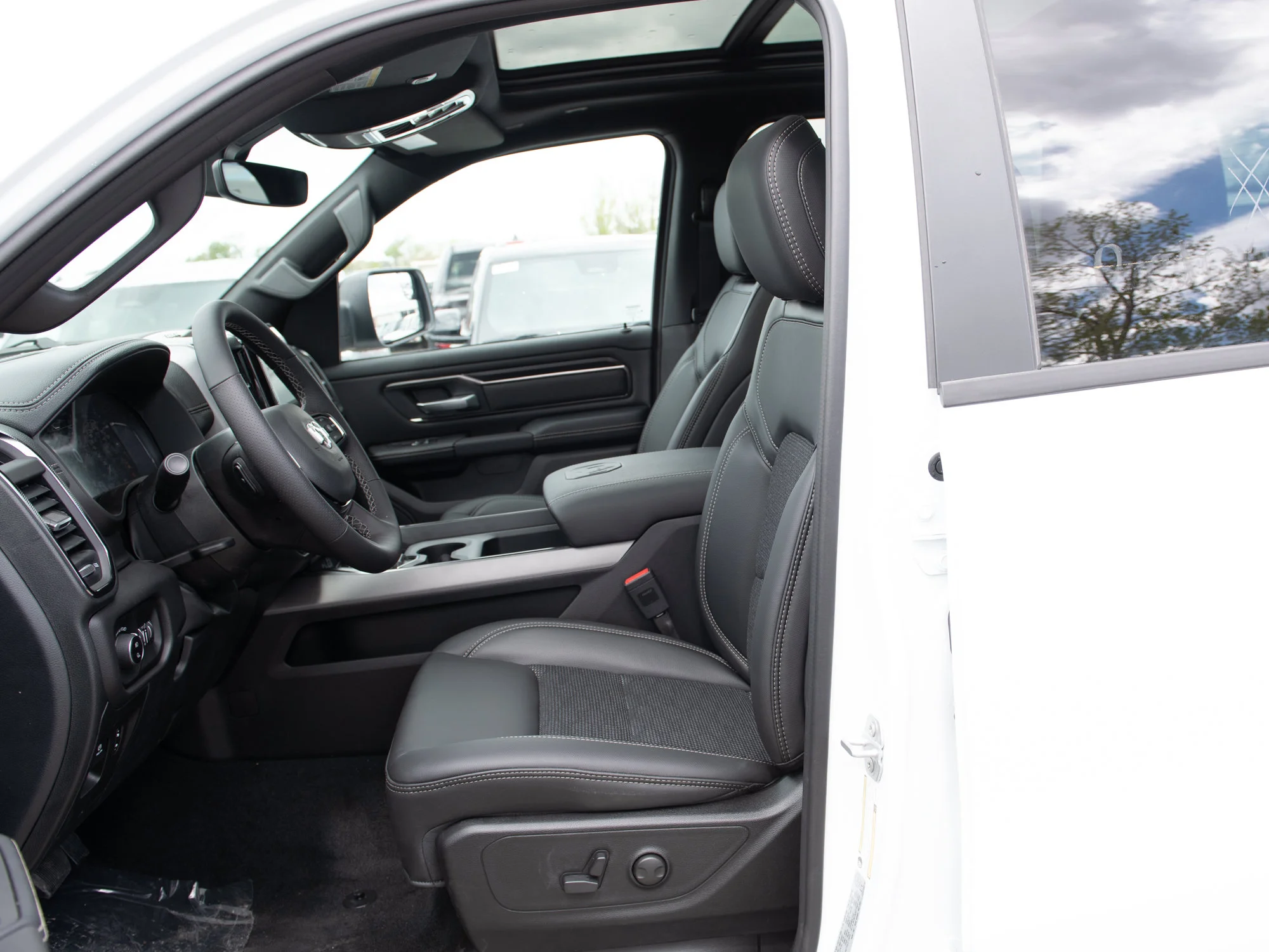 New 2026 White RAM Sport* 4x4 Crew Cab, 3.5 Inch Lift, 35 Inch Tires, Fuel Wheels image 21