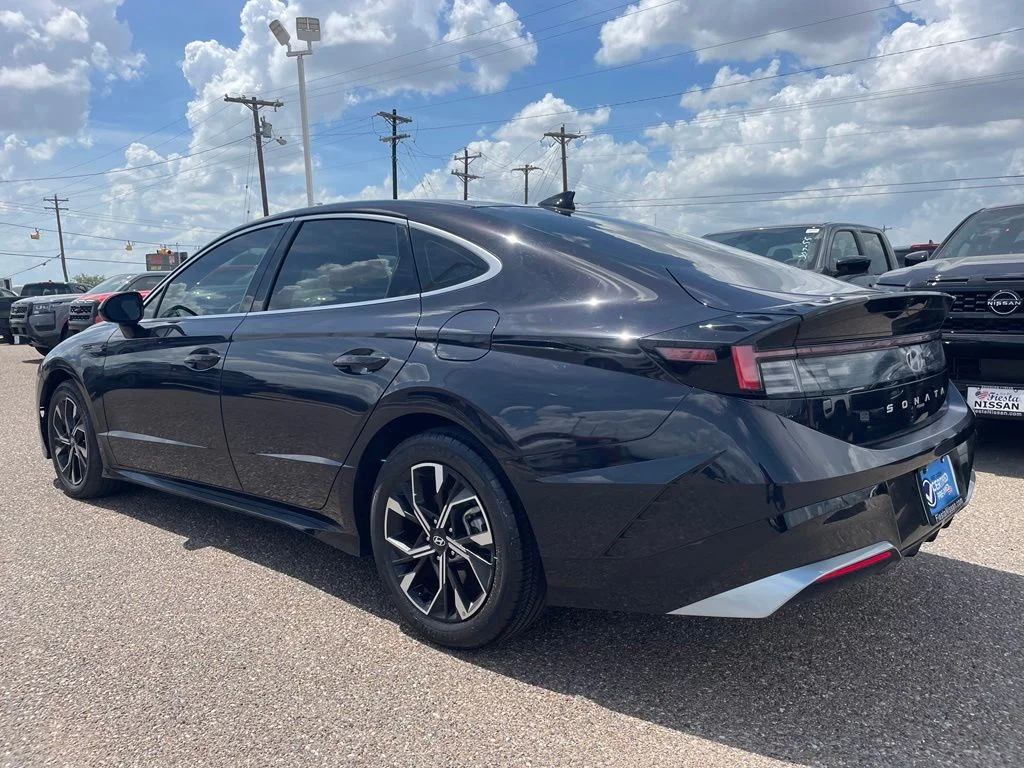 Used 2024 Blue Hyundai SEL image 5