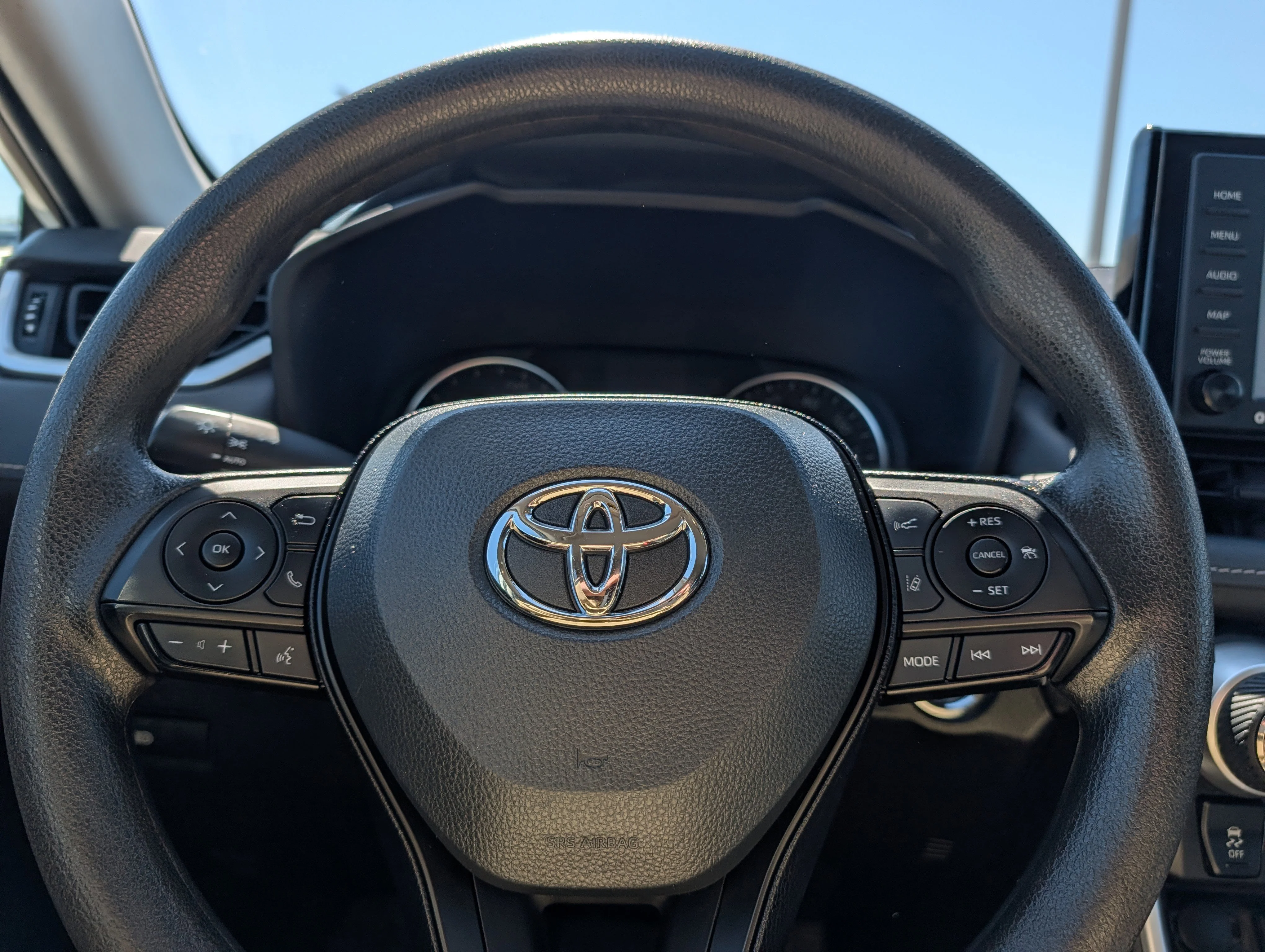 Used 2022 White Toyota Hybrid XLE image 28