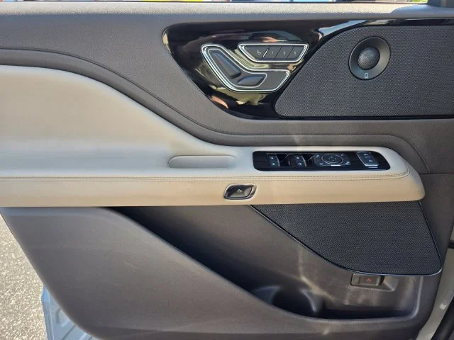 Used 2020 White Lincoln Reserve image 34