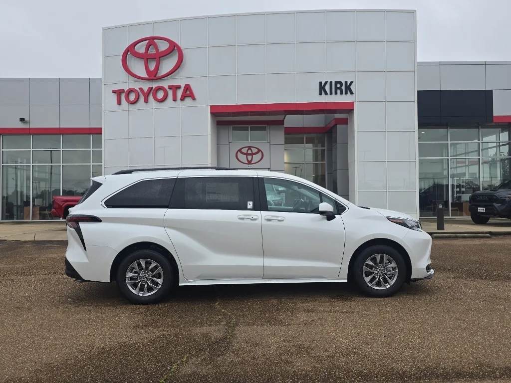 2026 Toyota Sienna XLE 8-Passenger Hybrid FWD's photo
