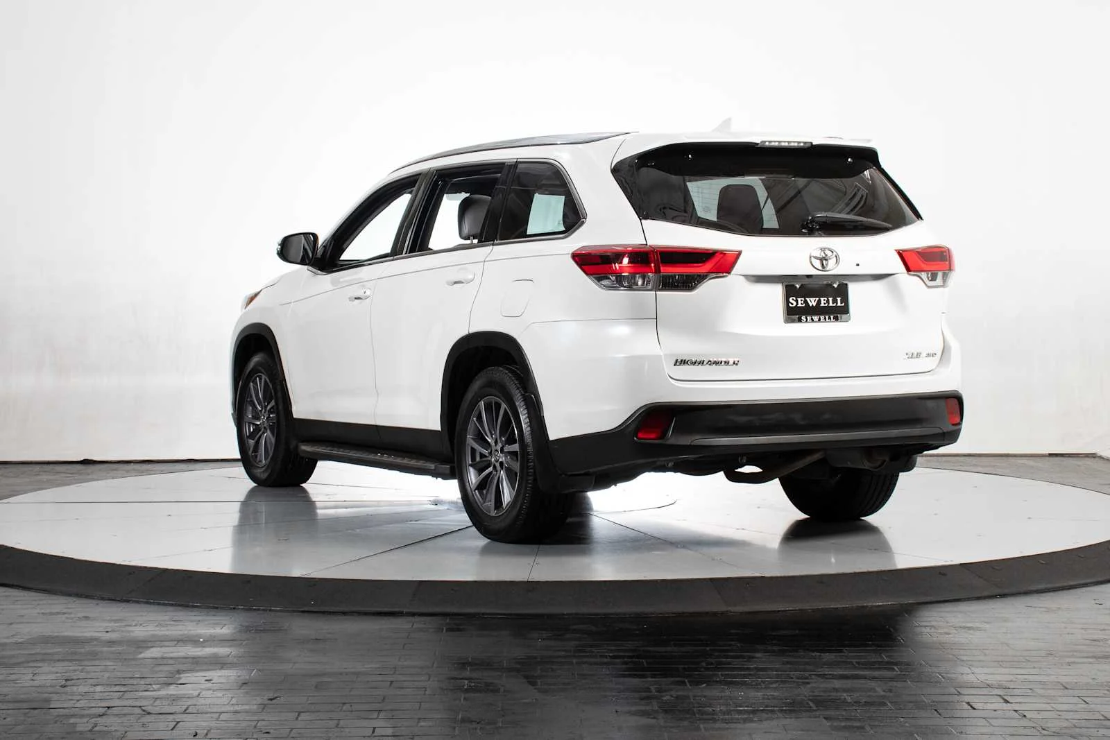 Used 2019 Blizzard Pearl Toyota XLE image 4