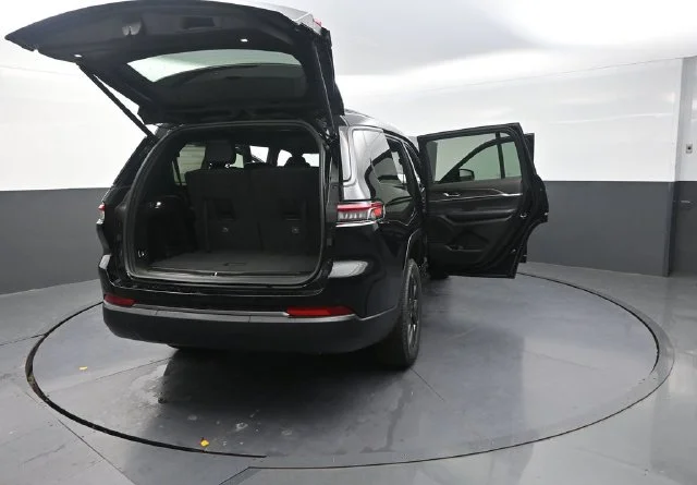 New 2027 High-Gloss Black Paint Jeep Laredo Altitude image 35