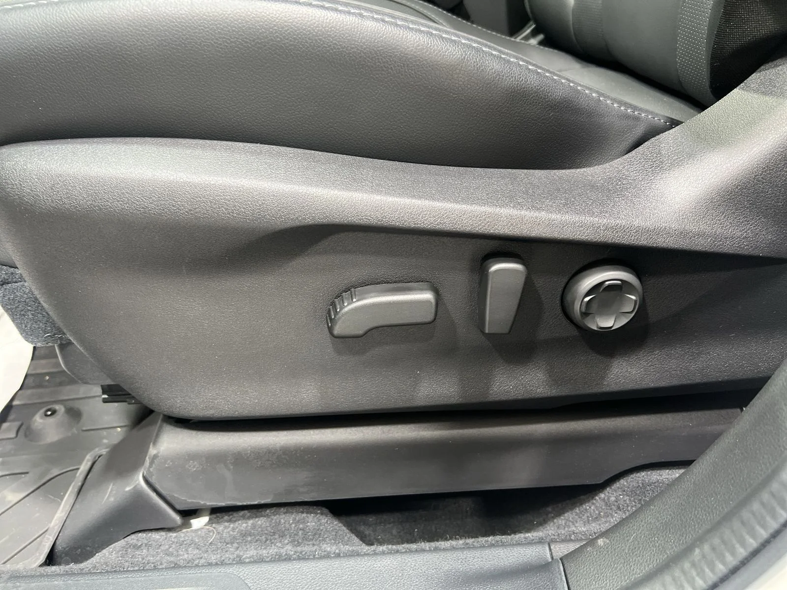 2026 Subaru Ascent Limited - Photo 12
