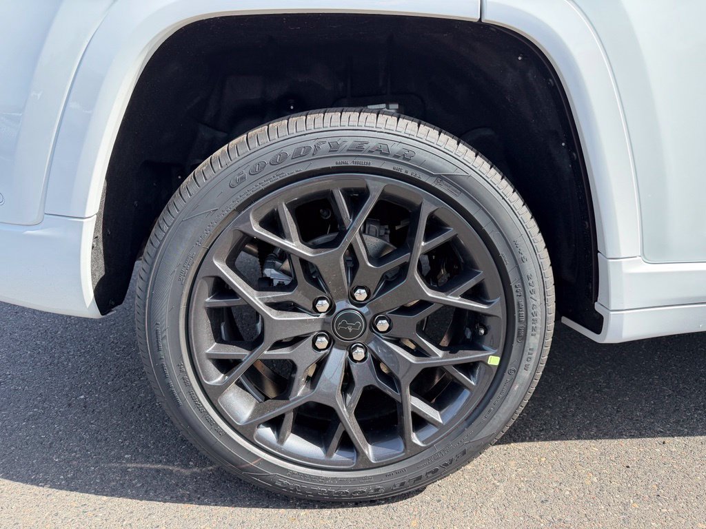 New 2027 Bright White Clear-Coat Paint Jeep Summit image 9