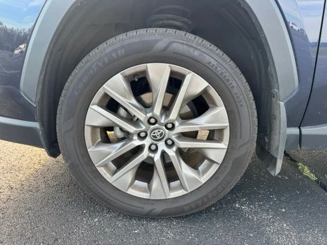 Used 2024  Toyota XLE Premium image 11