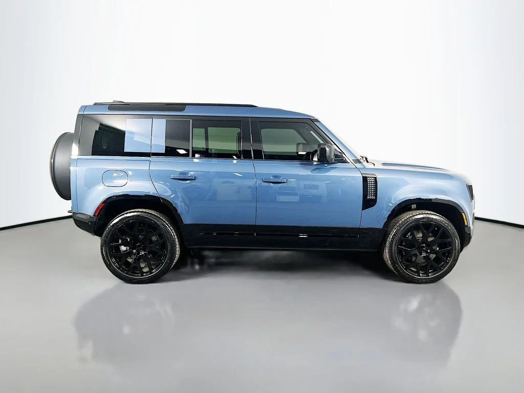 Used 2026 Tasman Blue Metallic Land Rover X-Dynamic SE image 4