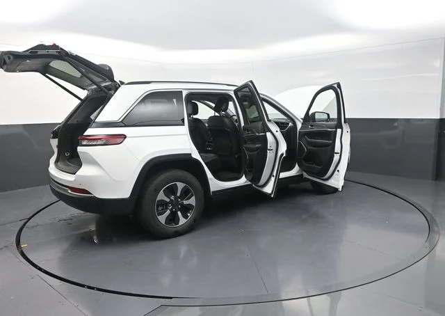 Used 2022 White Jeep 4xe image 36