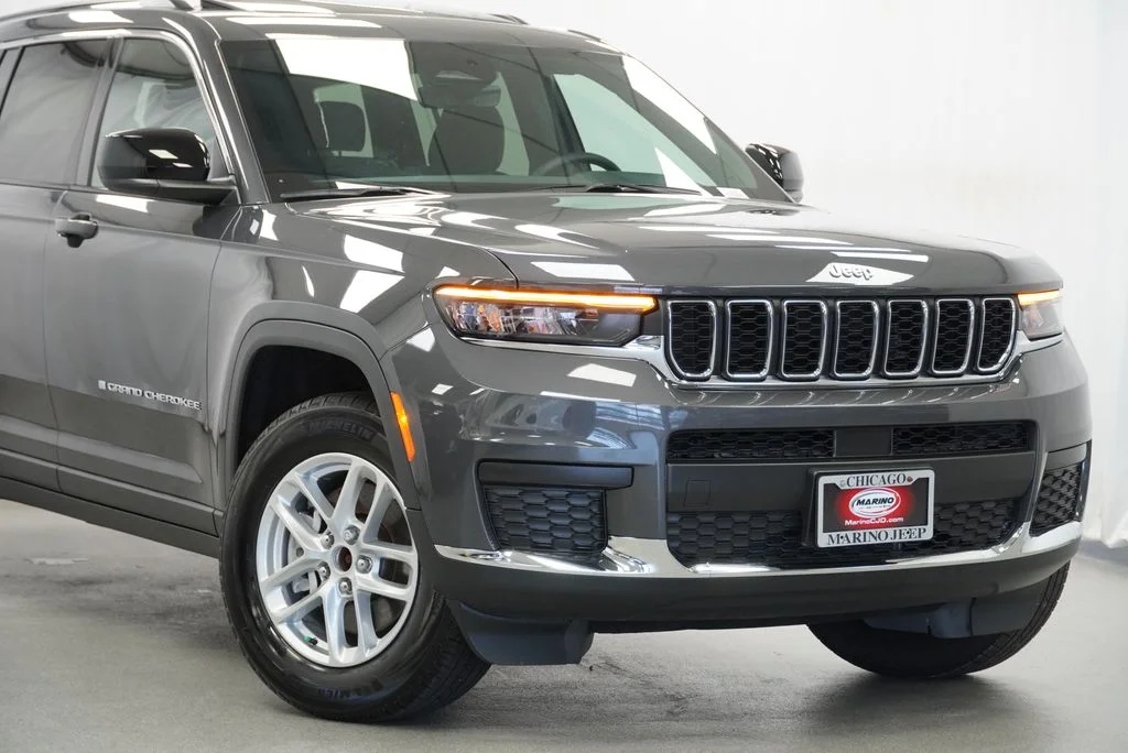Used 2025 Gray Jeep Laredo image 7
