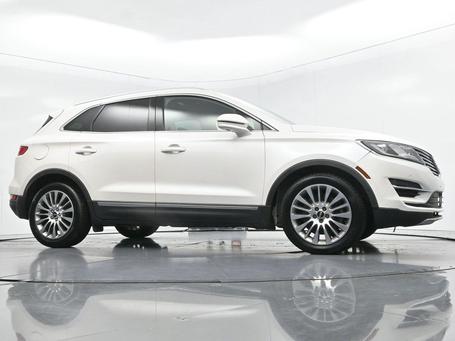 Used 2015 White Platinum Metallic Tri-Coat Lincoln FWD 4dr image 39