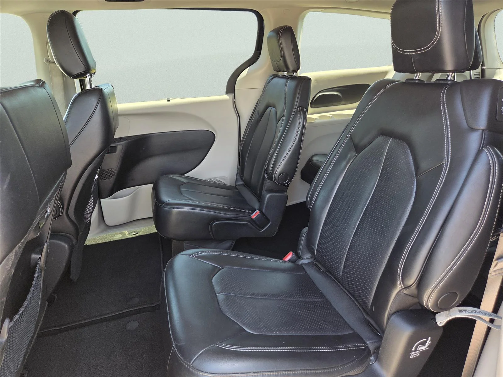 Used 2023 Brilliant Black Crystal Pearlcoat Chrysler Touring L image 19