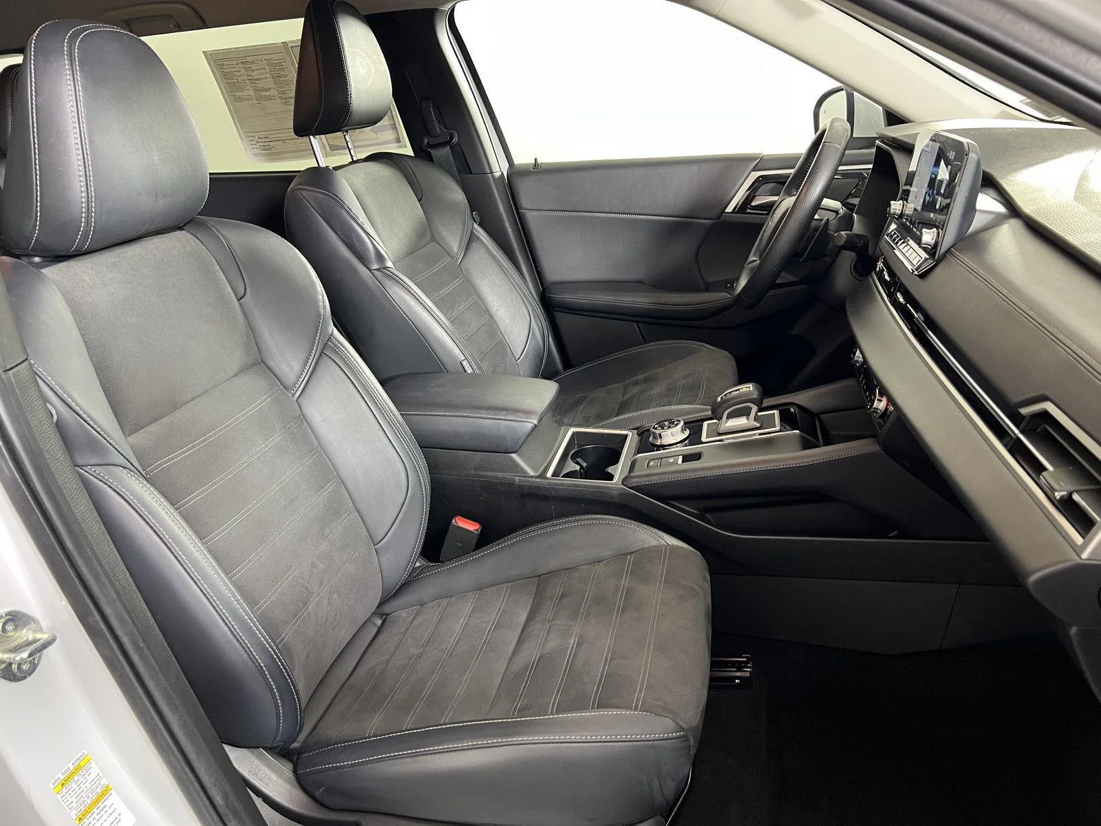Used 2023 White Diamond Mitsubishi SE image 32