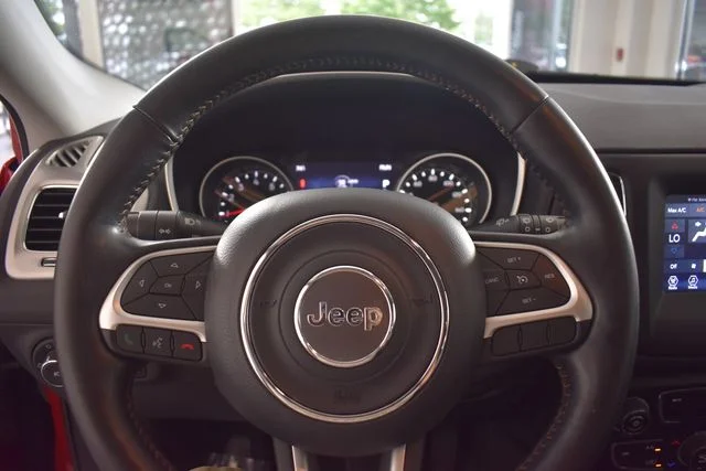 Used 2018 Red Jeep Latitude image 30