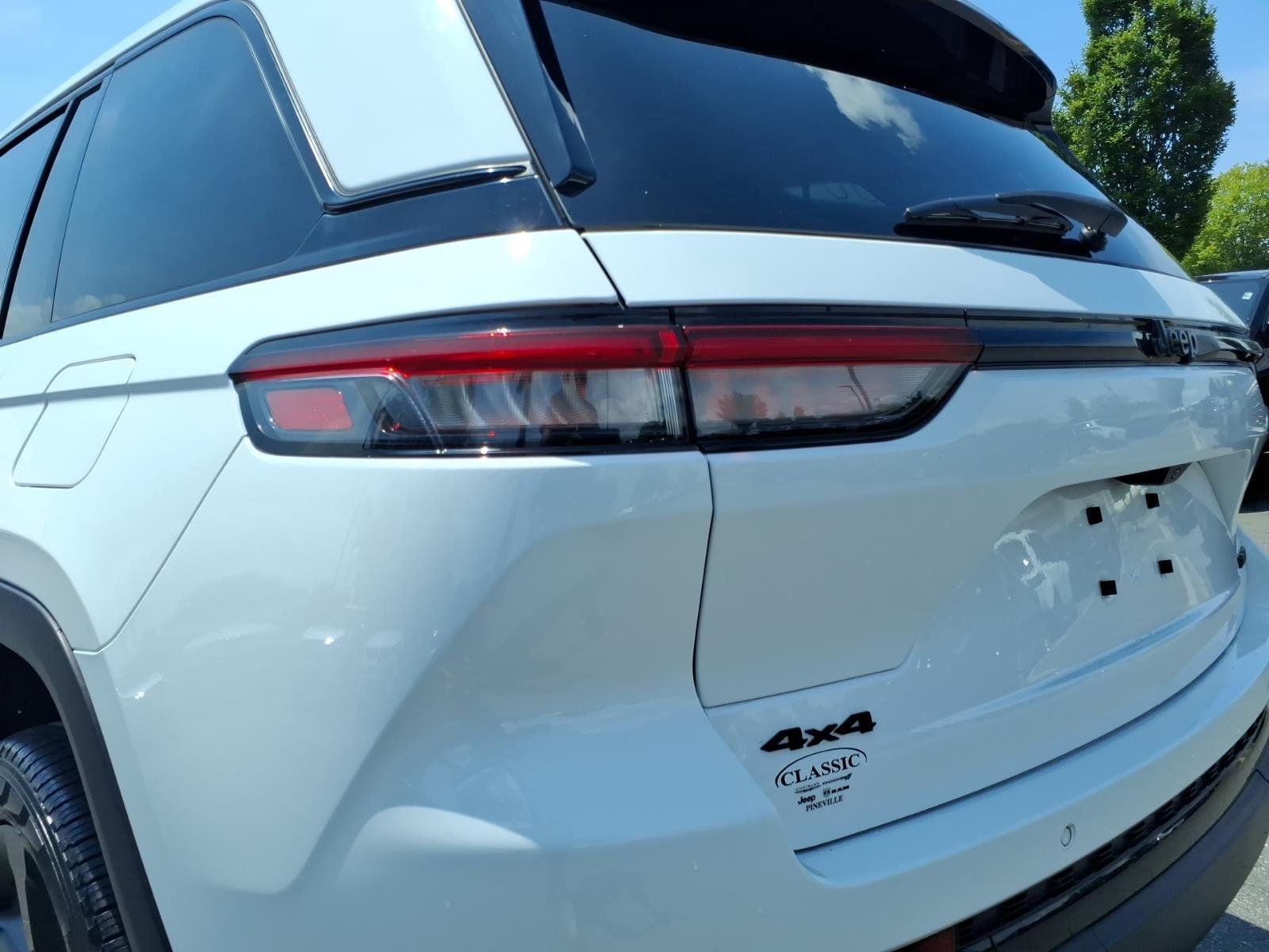 Used 2023 Bright White Clearcoat Jeep Limited image 18