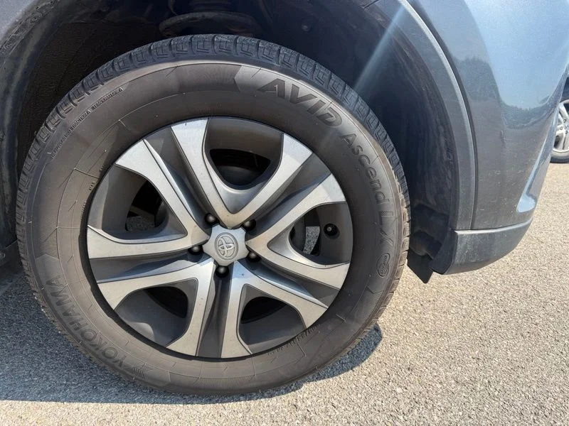 Used 2018 Gray Toyota LE image 5