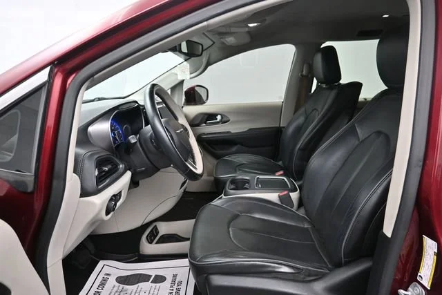 Used 2018 Velvet Red Pearlcoat Chrysler Limited image 10