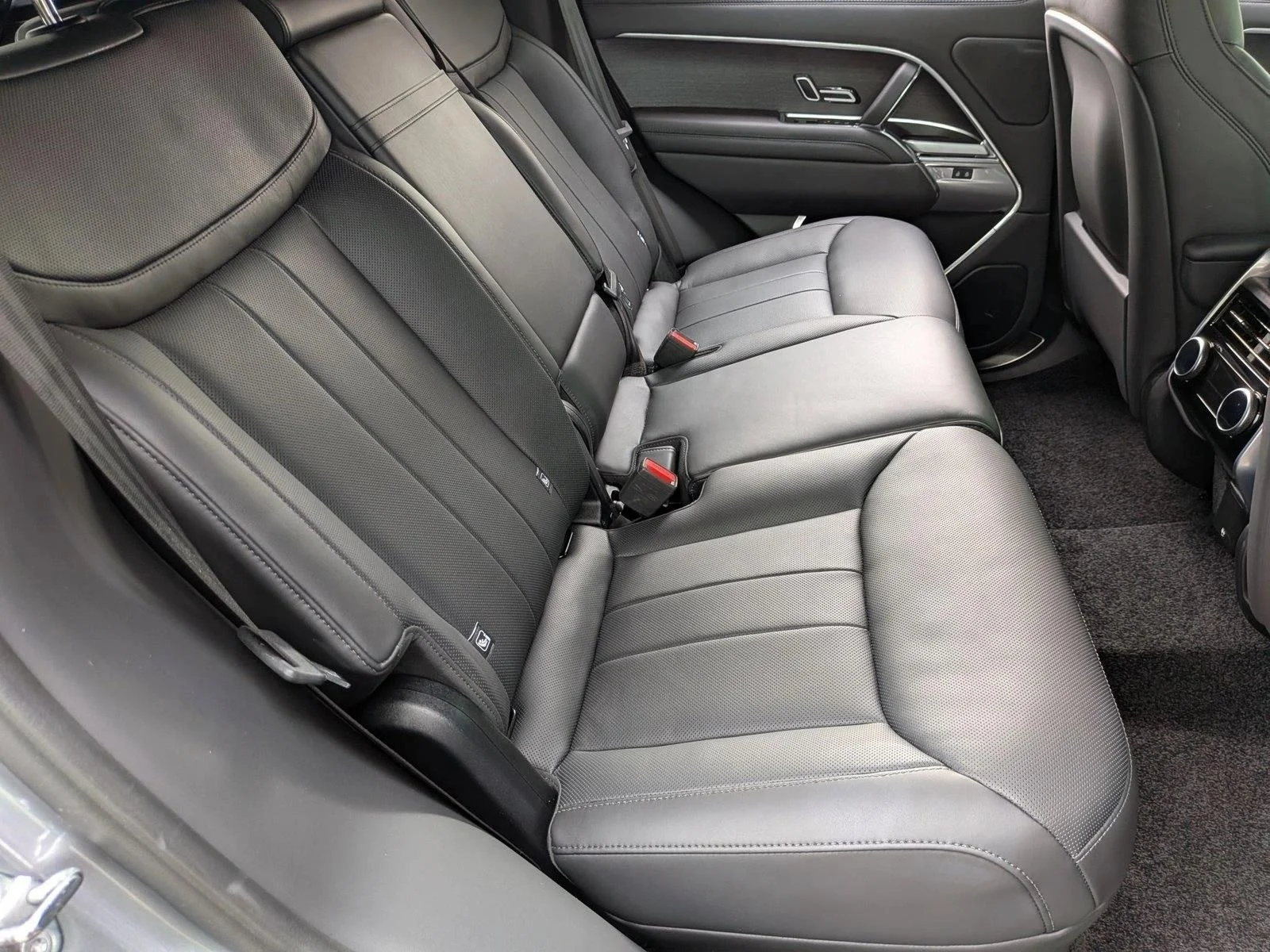 Used 2025 Eiger Grey Metallic Land Rover SE image 21