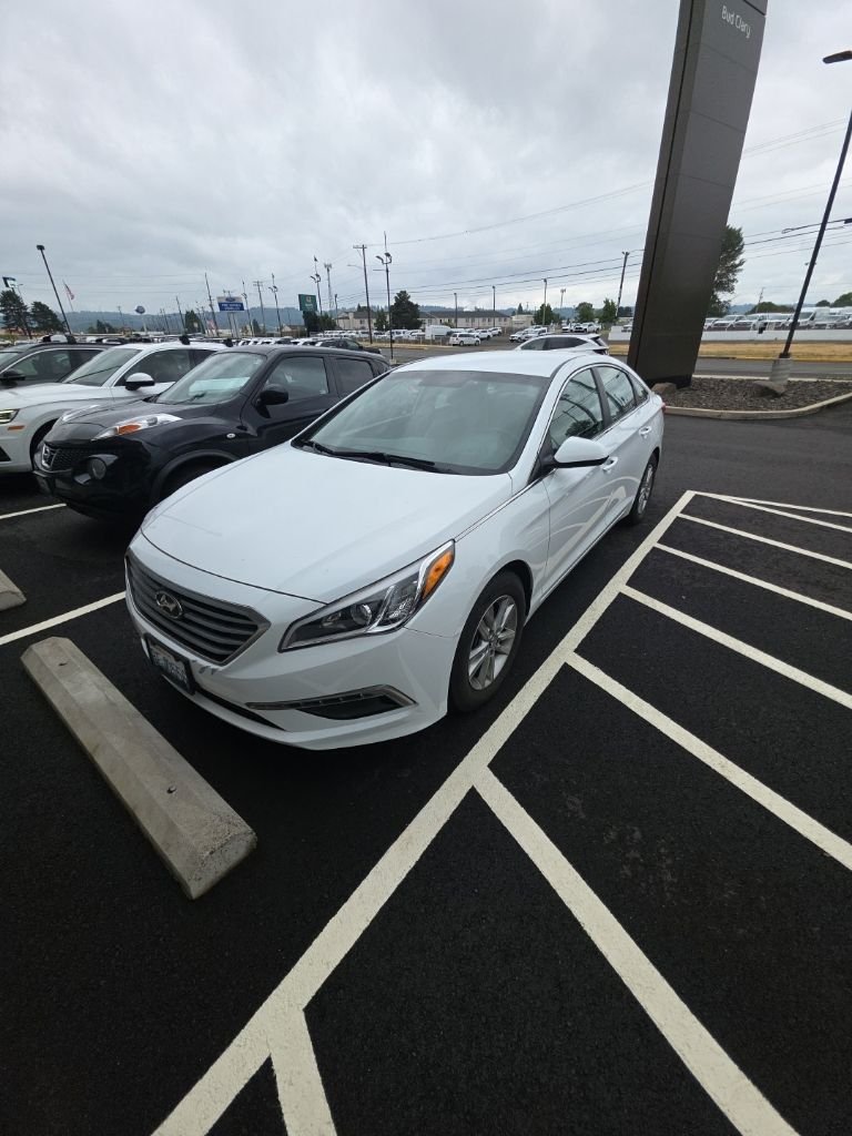 Used 2015 Quartz White Pearl Hyundai SE image 1