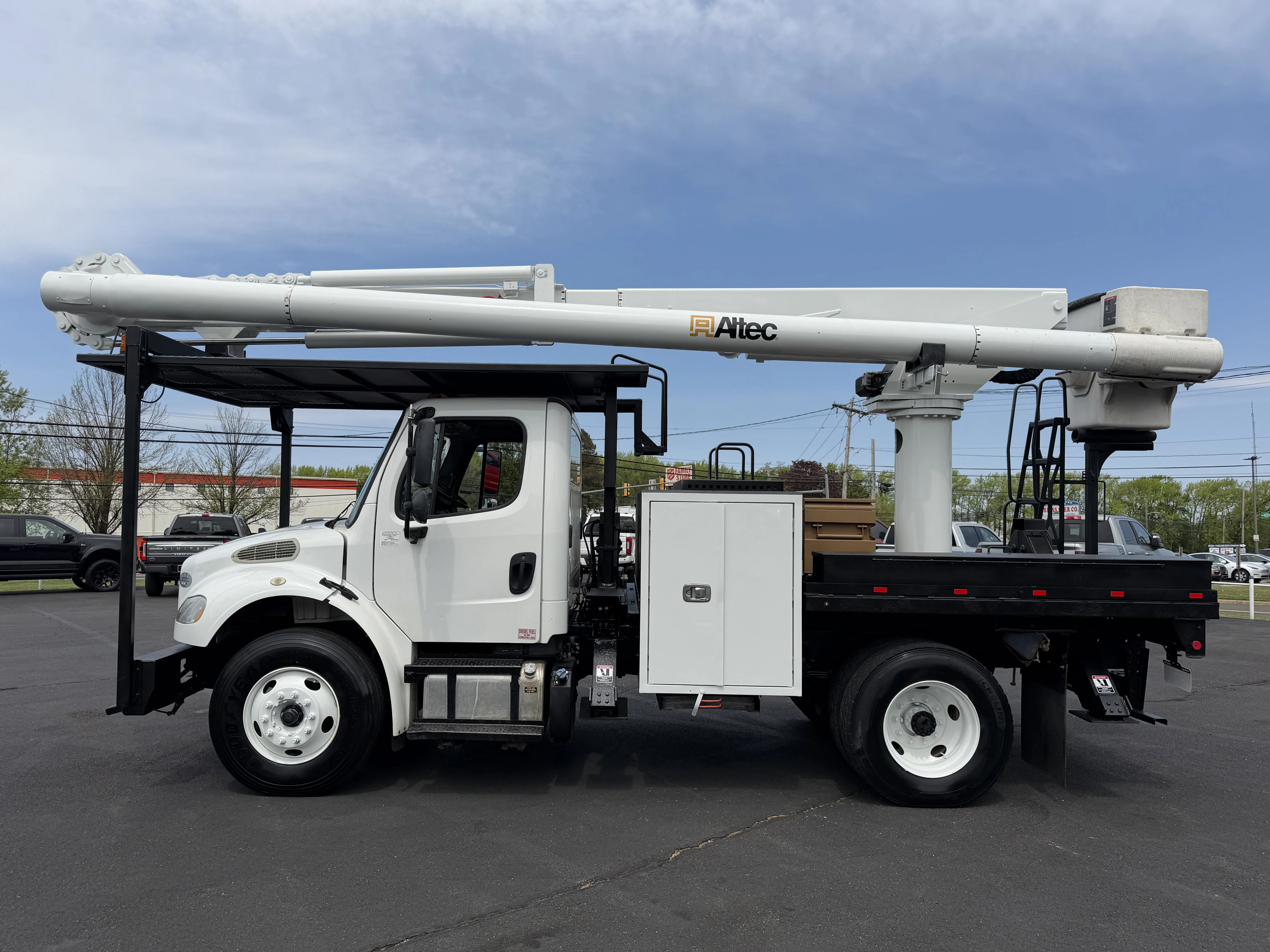 Used 2019 White FREIGHTLINER Under CDL image 2