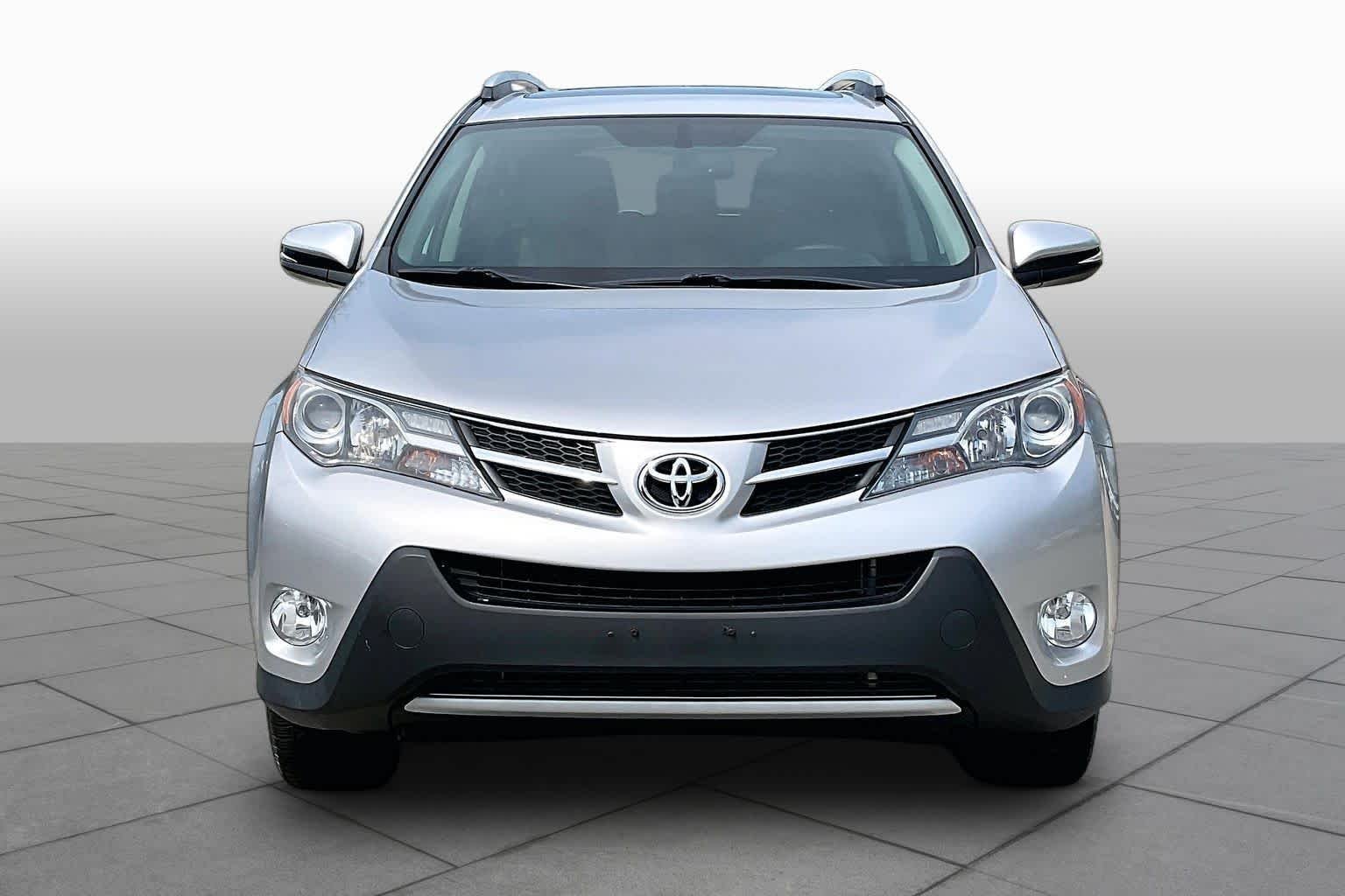 Used 2015 Classic Silver Metallic Toyota Limited image 4