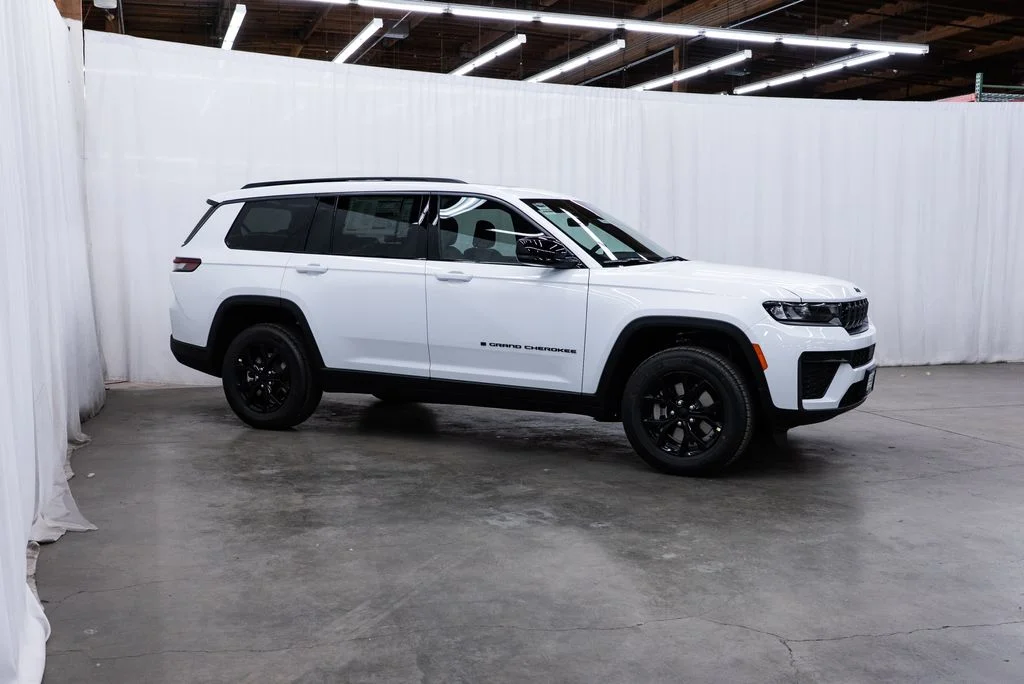 2026 Jeep Grand Cherokee L Laredo Altitude 4x4's photo