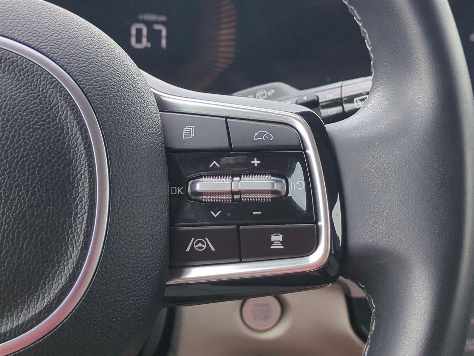 Used 2025 Glacial White Pearl Kia S image 33