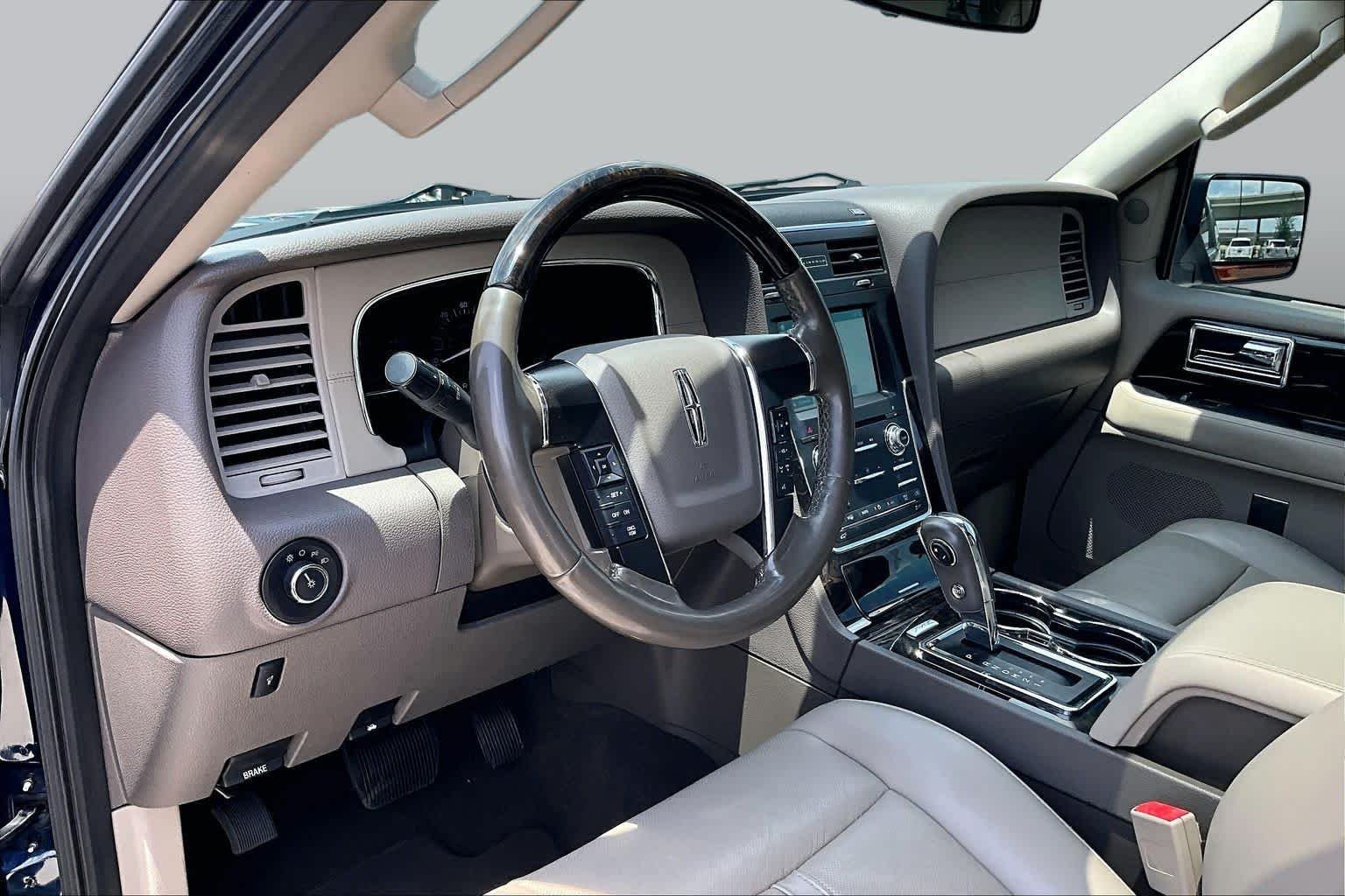Used 2017 Midnight Sapphire Blue Metallic Lincoln Select image 16