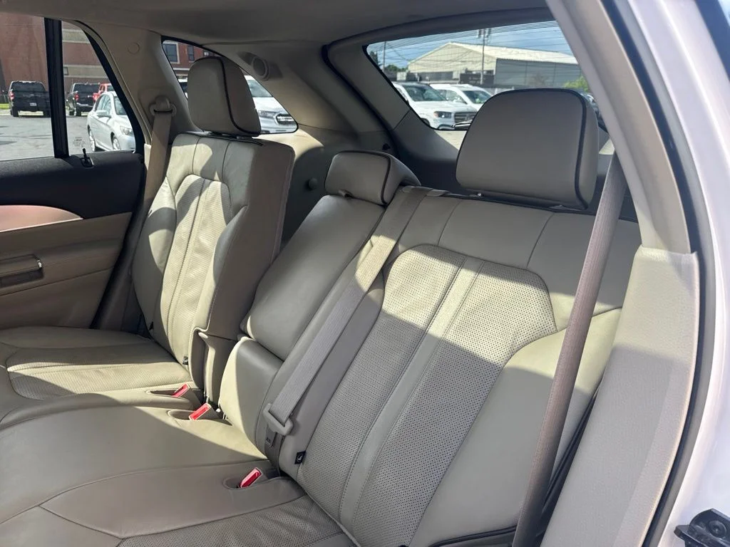 Used 2015 White Lincoln Base image 31