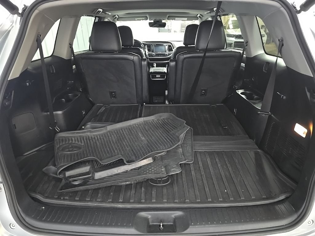 Used 2019 Silver Toyota XLE image 12