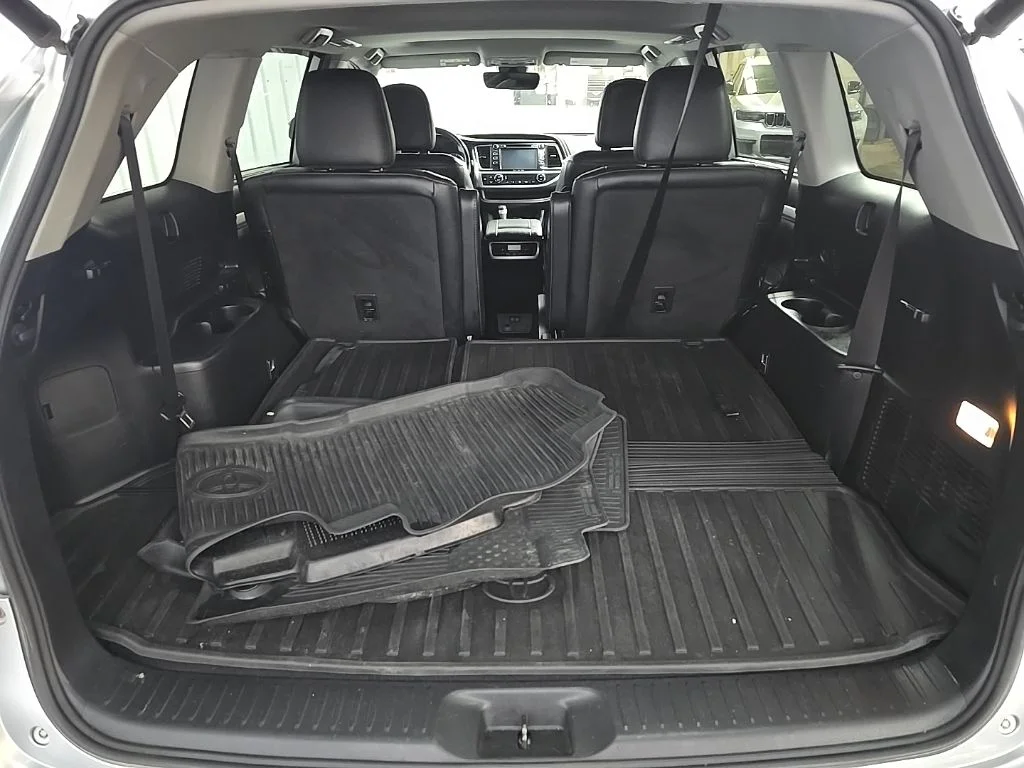 Used 2019 Silver Toyota XLE image 12